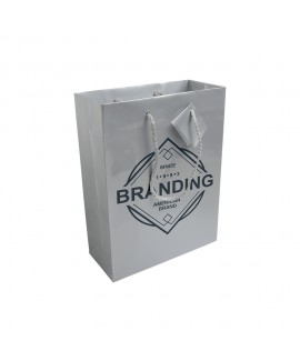 Shopper con soffietto in carta laminata 157 g/m2 con rinforzo alla base, maniglie in cordino e biglietto 